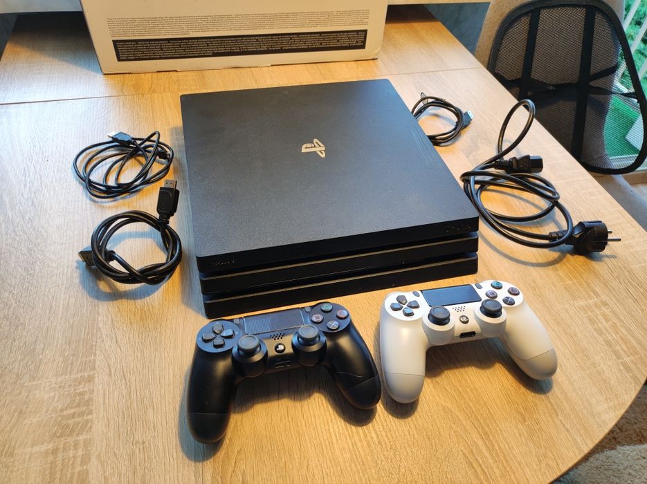 PlayStation PS4 Pro 1TB + 2 pady + 5 gier (GTA V, God of War, Diablo III) – komplet, stan bdb