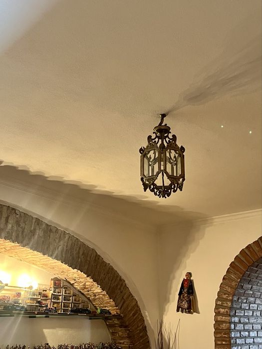Candeeiro de teto antigo em latão maciço com vidros gravados