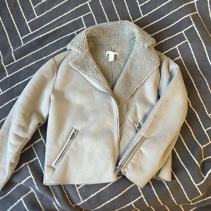 Демисезонная бежевая укороченная дубленка