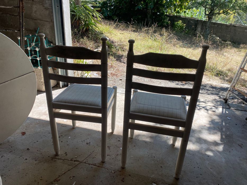 Mesa redonda e 2 cadeiras