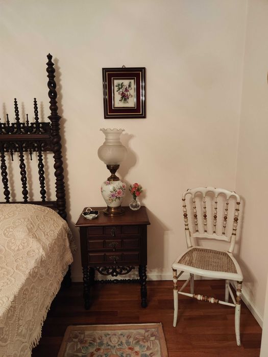 Mobília de quarto em madeira maciça