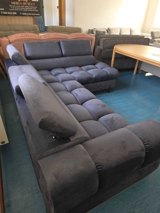 Sofa narożna z regulowanymi zagłówkami oraz z funkcją spania