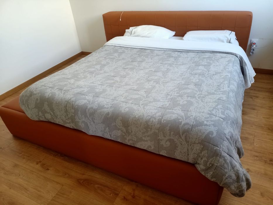 Cama casal pele sintentica com estrado elevatório