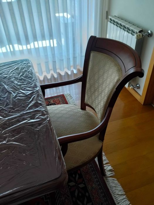 Sala de Jantar: Cristaleira + Mesa + 6 Cadeiras + Tapete