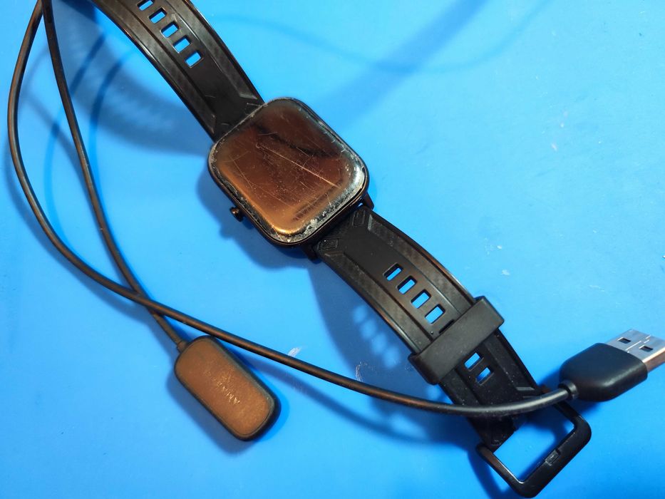 Amazfit GTS – sprawny, ładowarka