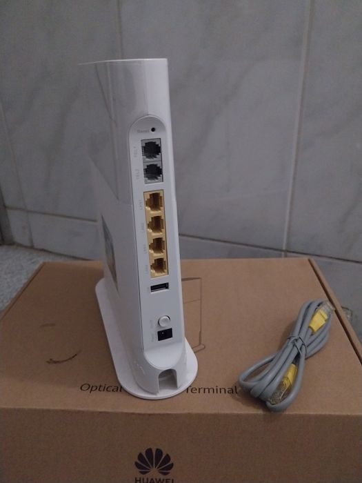 Router branco Huawei Optixstar