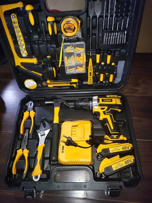 Акумуляторний шурупокрут з набором інструментів у кейсі 24V