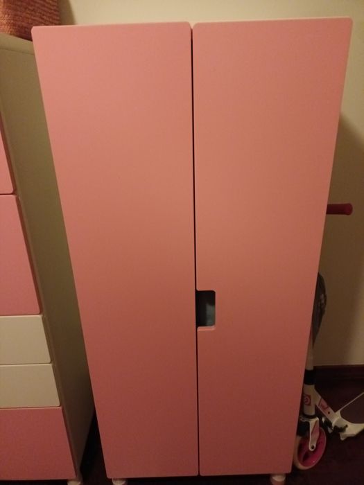 Roupeiro com boa arrumação, e 2 gavetas