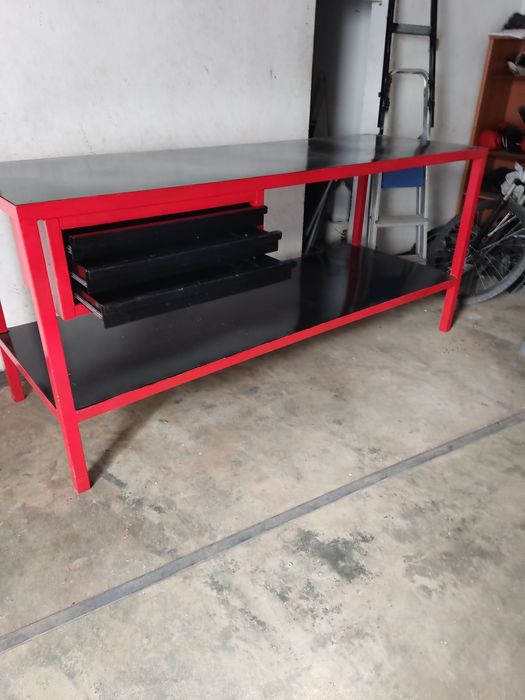 Bancada de trabalho com gavetas