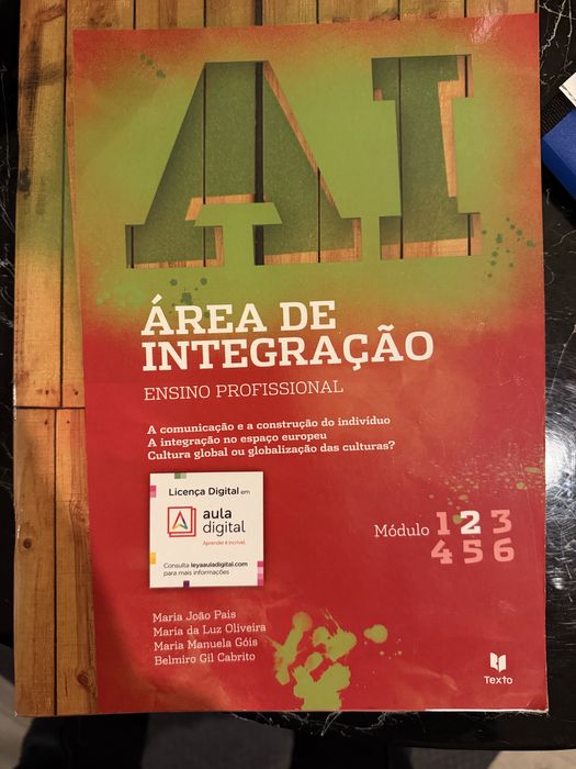 Livros escolares impecáveis