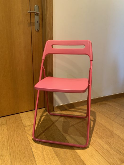 Cadeira rosa de plástico