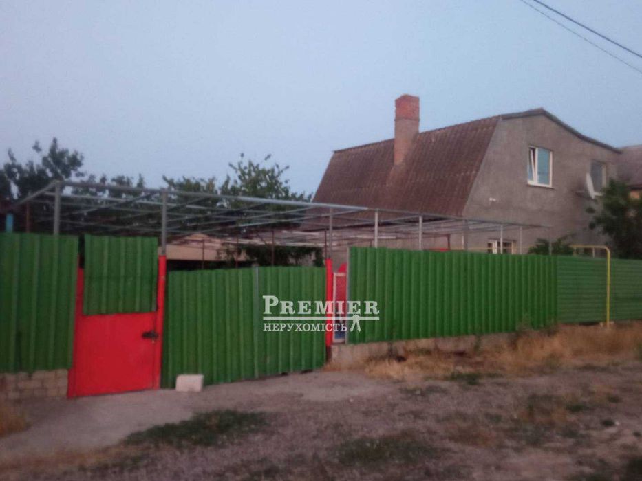 Продам триповерховий  сучасний будинок