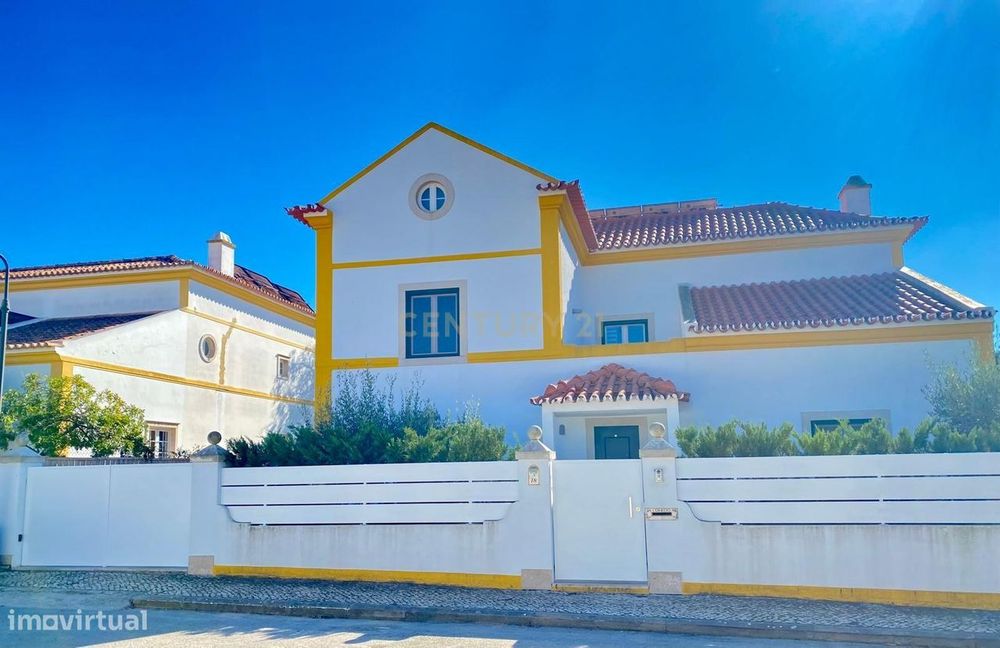 4 Suítes + Piscina | Moradia Com Jardim E Garagem Em Azeitão
