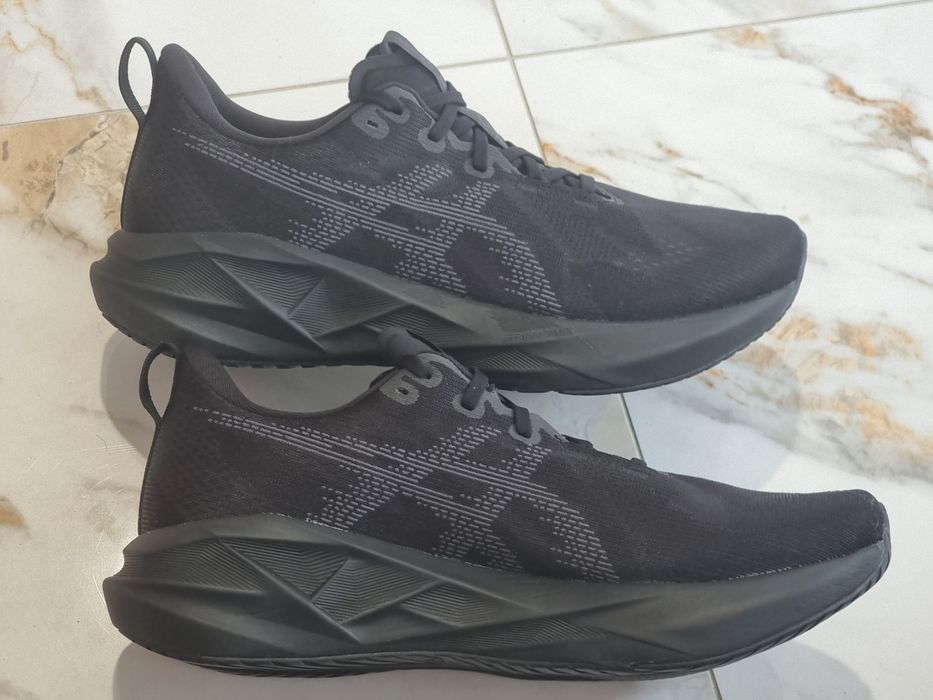Оригінал 100% чоловічі кросівки asics novablast 5  eur 44.5