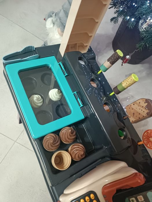 Plastikowy sklep do zabawy z kasą i czytnikiem cen