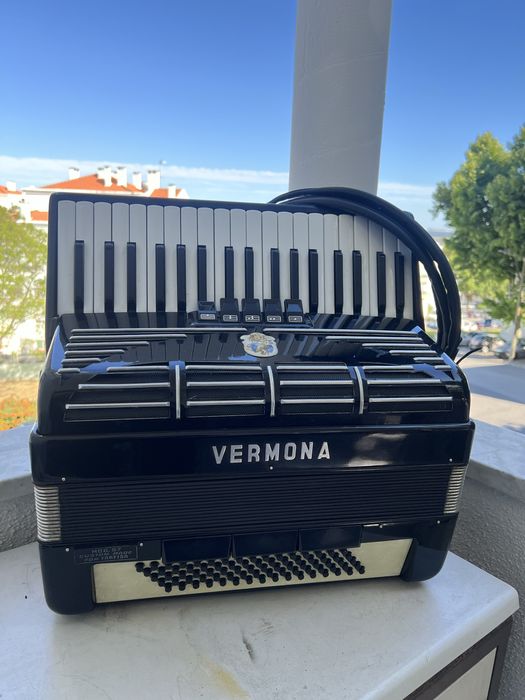 Acordeão VERMONA Mod. 87 Farfisa Italiano — Preto, à 3a voz, em bom estado e com mala e correias