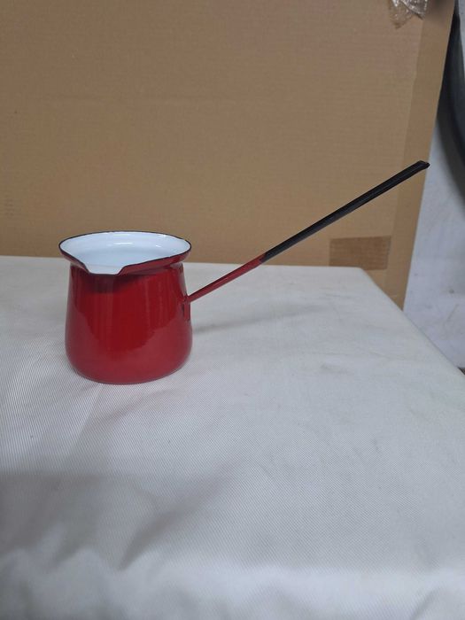 Małe metalowe naczynie.