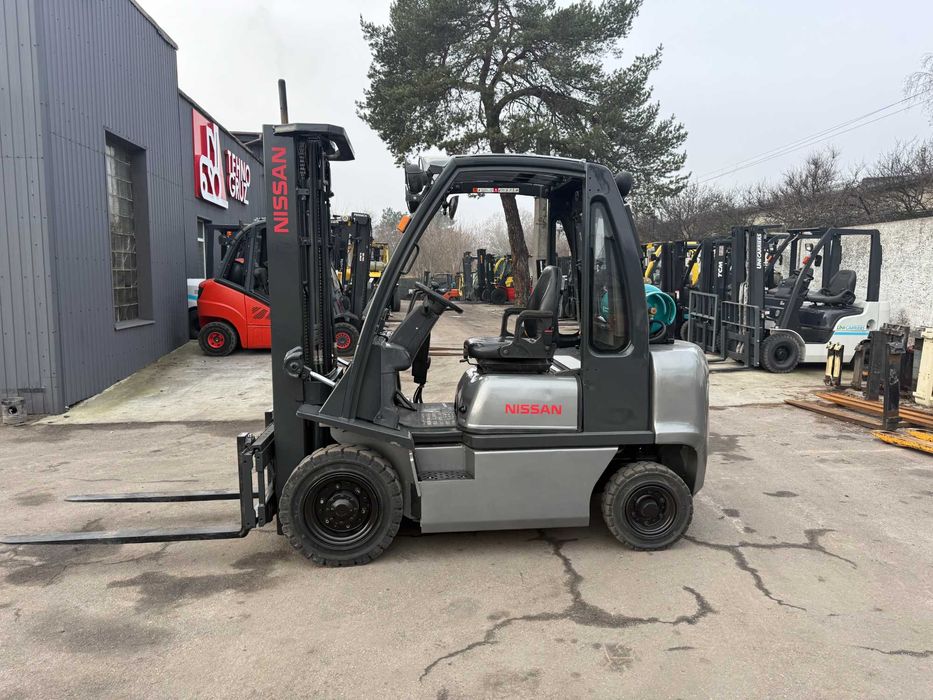 Навантажувач вилковий Nissan FG25 Вагонник