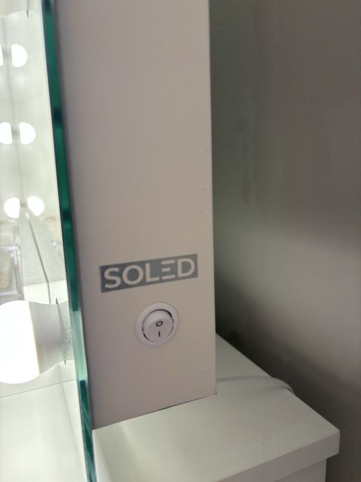 Zestaw do makijażu. Lustro, podstawka,toaletka plus krzesło.Stan id.