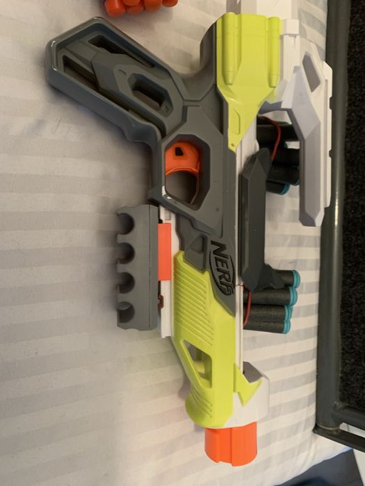 Trzy sztuki pistoletów Nerf plus 40 strzałek