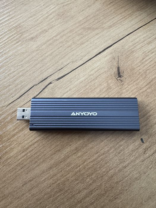 obudowa na dysk SSD M.2 marki ANYOYO, która umożliwia podłączenie go przez port USB.