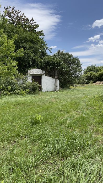 продається старий будинок з гарною земельною ділянкою