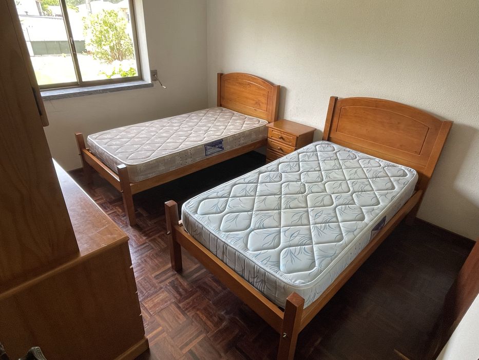 Conjunto de quarto duplo completo em madeira de pinho