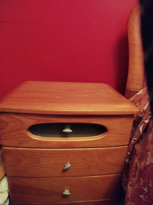 Mesa de cabeceira em cerejeira - Urgente