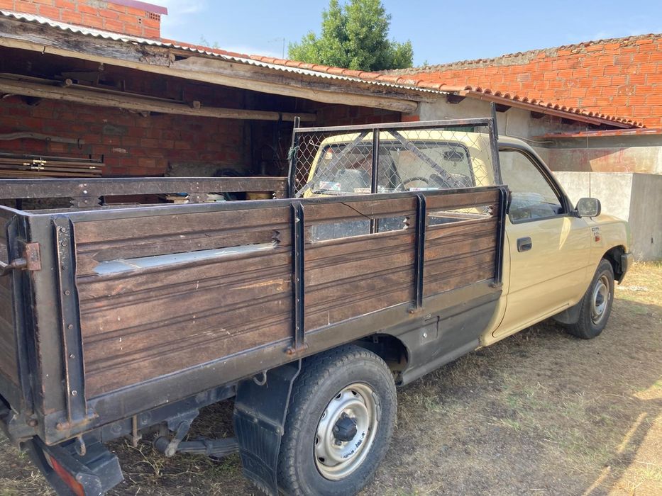 Toyota Hilux 136.000km comprovados.