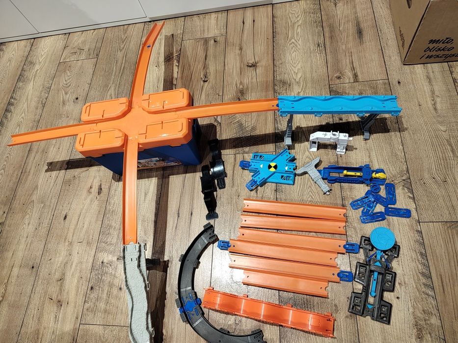 Hot wheels skrzyneczka + różne elementy