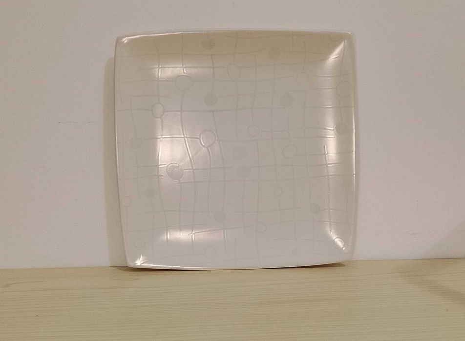 Duży piękny biały talerz kwadrat/ 27,7 cm x 27,7 cm.