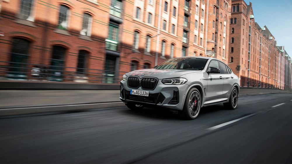 BMW X4 białe podczas jazdy od przodu