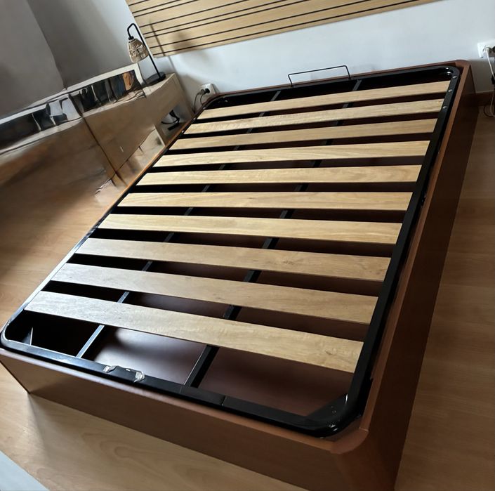 Sommier casal com arrumação