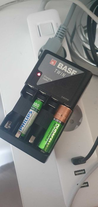 Зарядний пристрій BASF TWIN для NiCd та NiMh батарейок