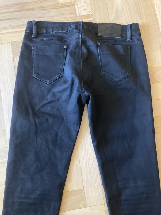 Czarne jeansy rurki