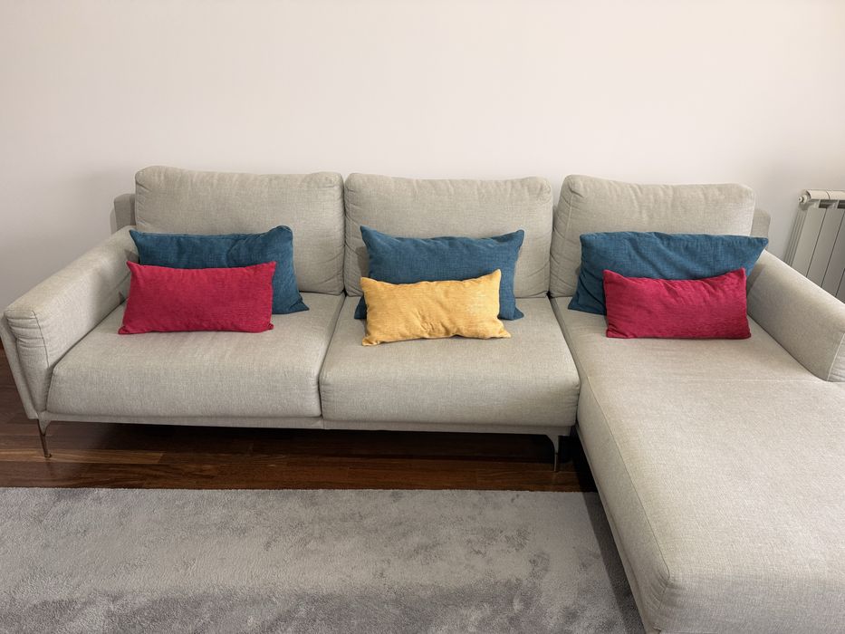 Sofá de tecido cinzento com chaise longe