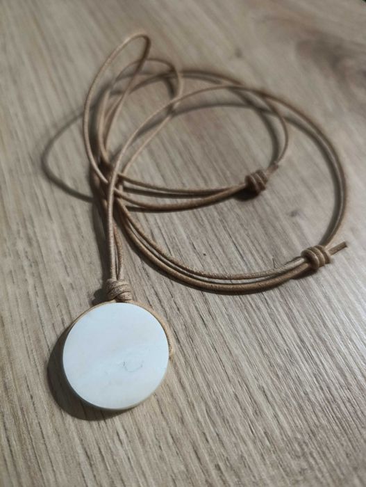 Naszyjnik runiczny Jormungandr z kości jelenia