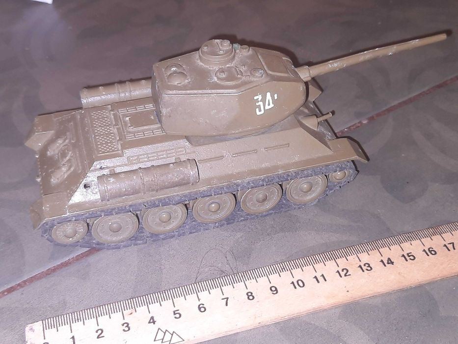 Іграшка танк Т-34 родом з СРСР