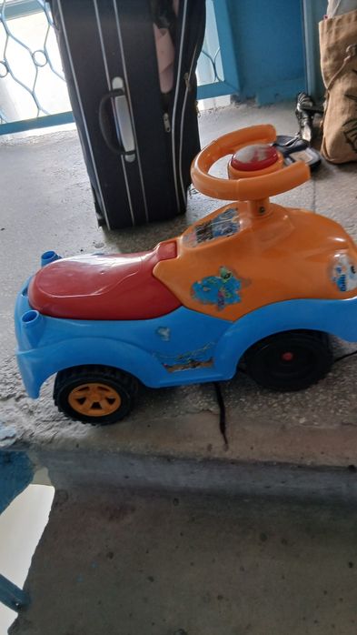 Продам машинку-толокар