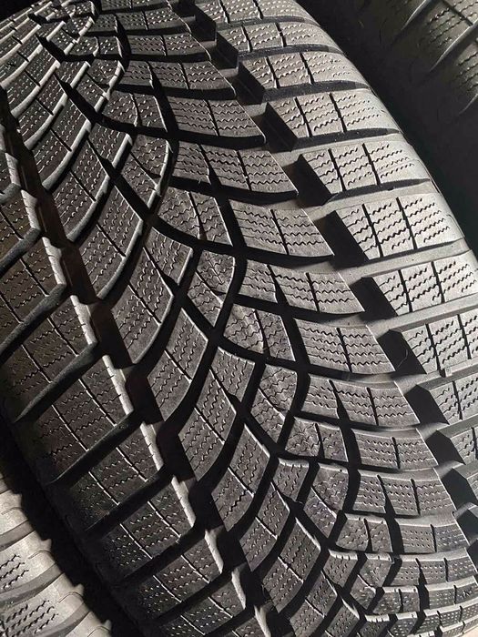 255/40/20 R20 Goodyear Ultra Grip Perfomance GEN1 4шт зима