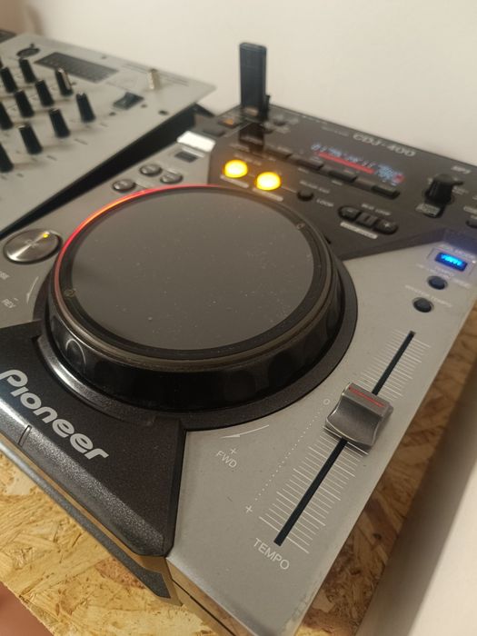 2 CDJ 400 e mesa de mistura Behringer DX626