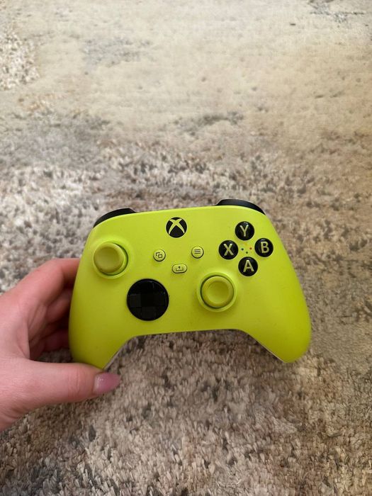 Продам консоль X-Box series X на 1 тб+ джойстик та оригінальні навушни