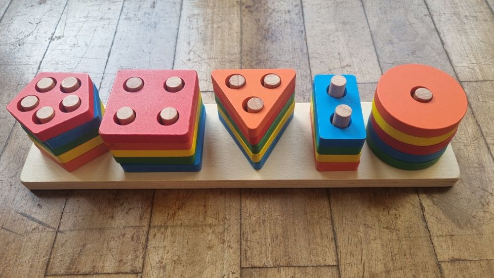 Brinquedos  de encaixe Montessori - formas, cores e números