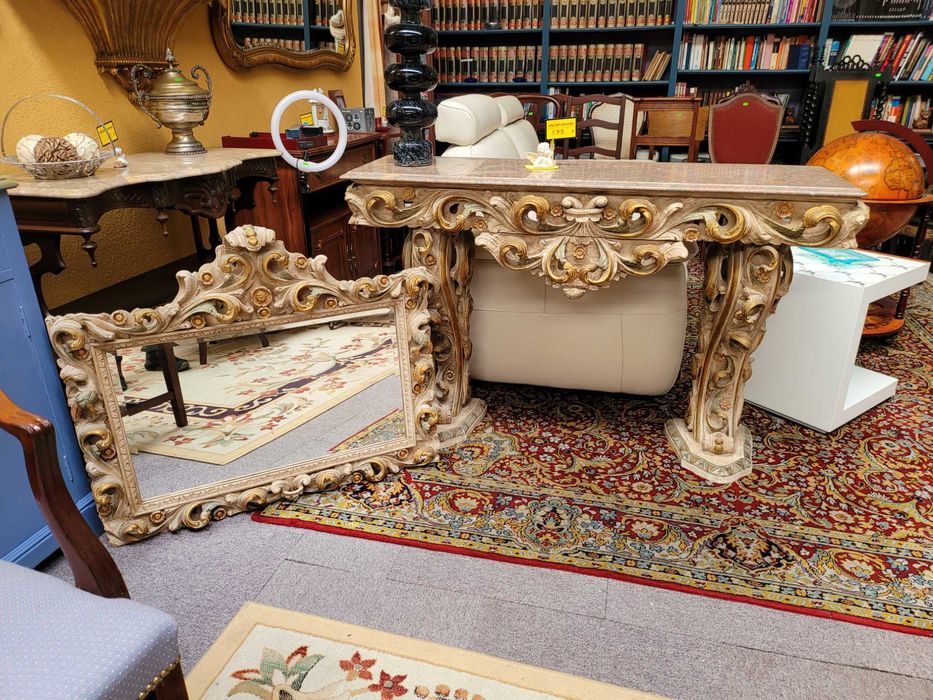 Excelente conjunto de consola em madeira trabalhada, tampo