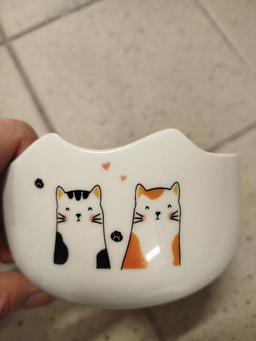 Nowe białe ceramiczne miski dla kota
