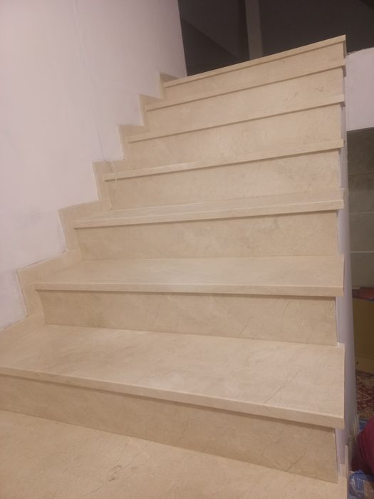 Schody parapety z kamienia granitu marmuru lub konglomeratu
