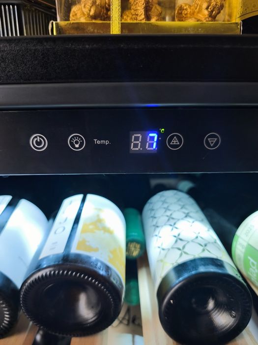 Cave de vinhos Metro para 42 garrafas