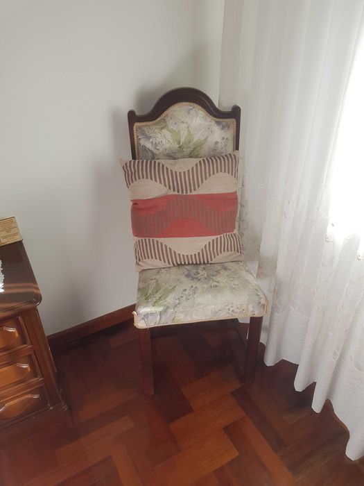 Duas cadeiras em madeira