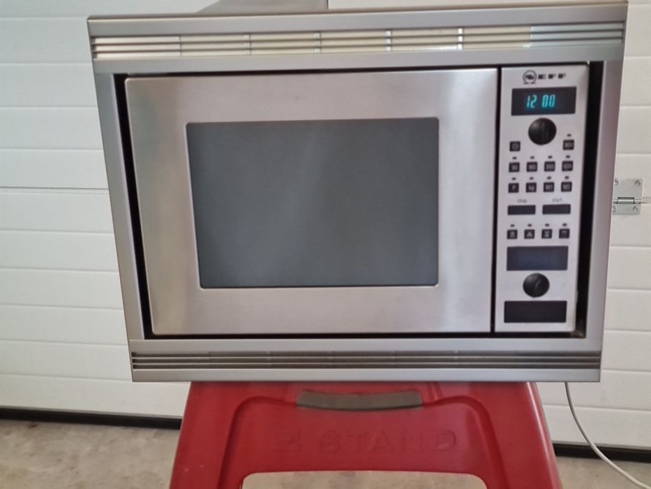 Мікрохвильова вбудована піч