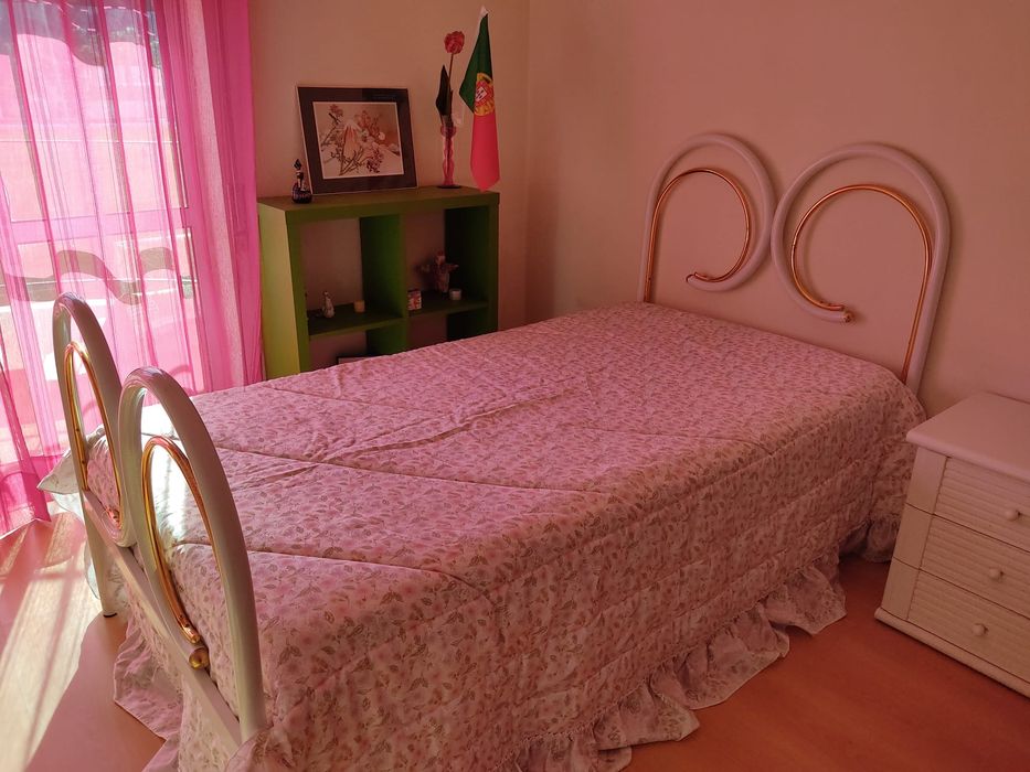 Vendo Camas e Colchões – Bom Estado